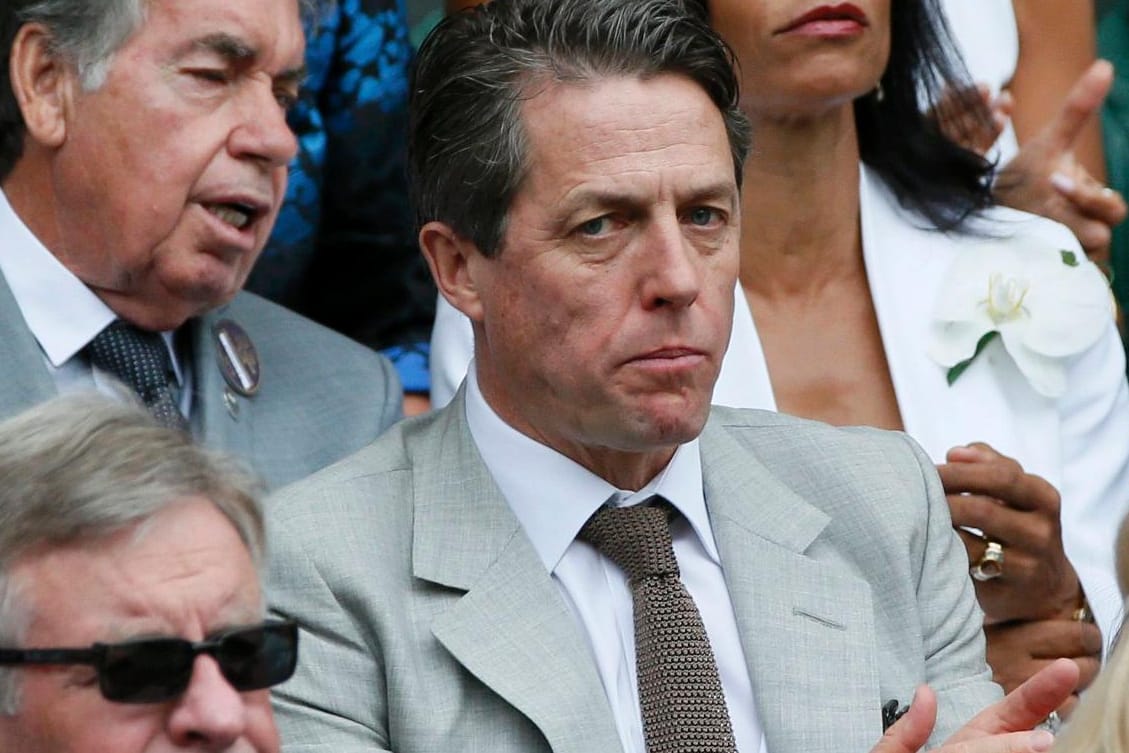 Schauspieler Hugh Grant am Rande des Center Court in Wimbledon. Der britische Frauenschwarm ist merklich in die Jahre gekommen.