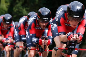 Das BMC-Team gewinnt das Mannschaftszeitfahren hauchdünn.