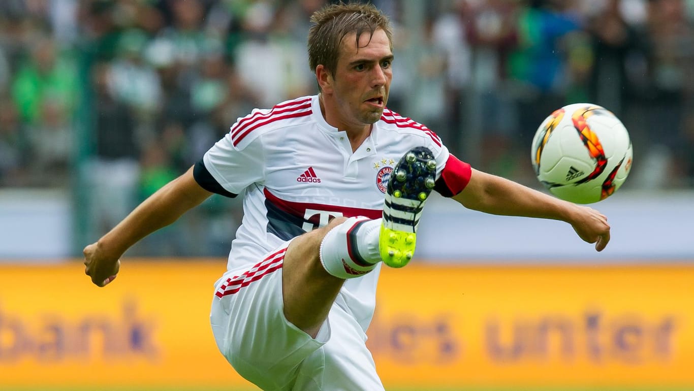 Volle Konzentration: Bayern Münchens Kapitän Philipp Lahm nimmt den Ball gekonnt an.