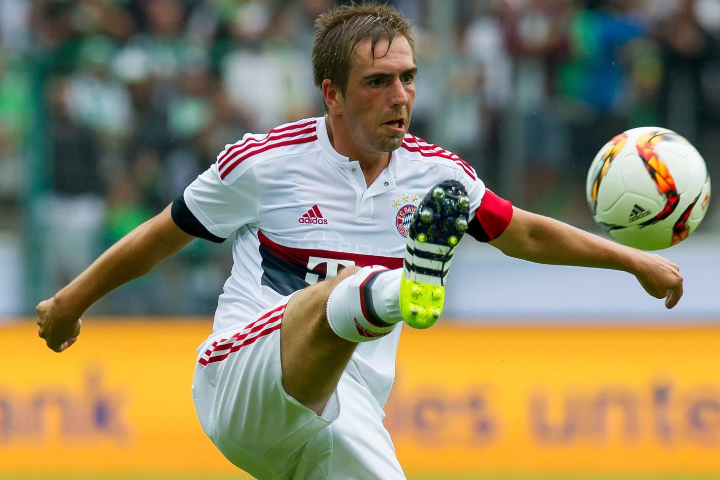 Volle Konzentration: Bayern Münchens Kapitän Philipp Lahm nimmt den Ball gekonnt an.