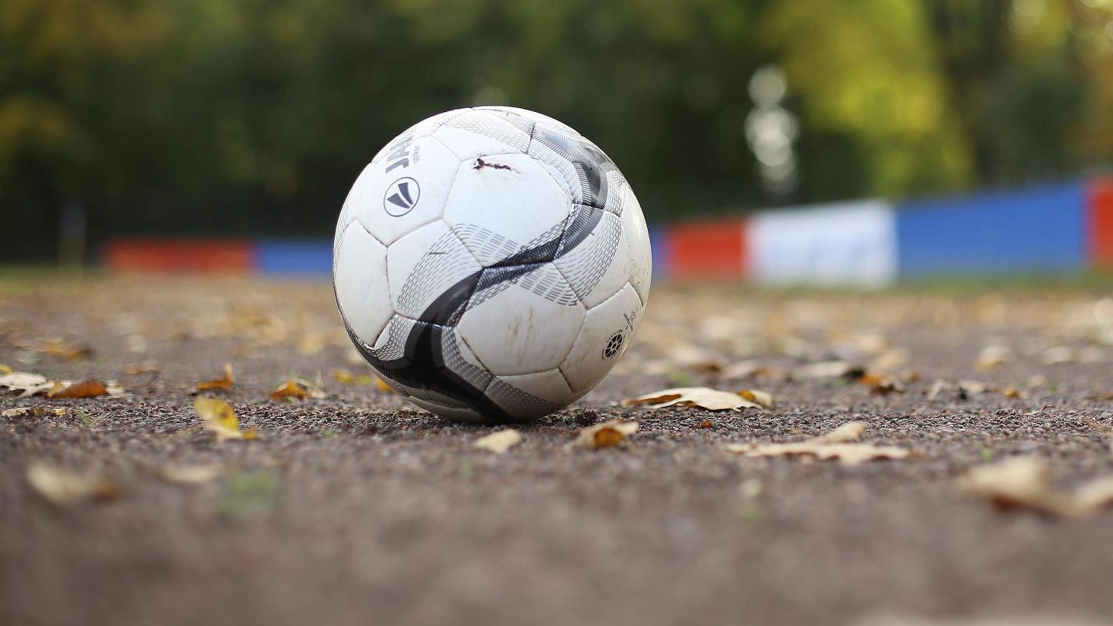 Beim FC Germania Niederrodenbach ruht nach einem Todesfall der Ball. (Symbolbild) Beim FC Germania Niederrodenbach ruht nach einem Todesfall der Ball. (Symbolbild)