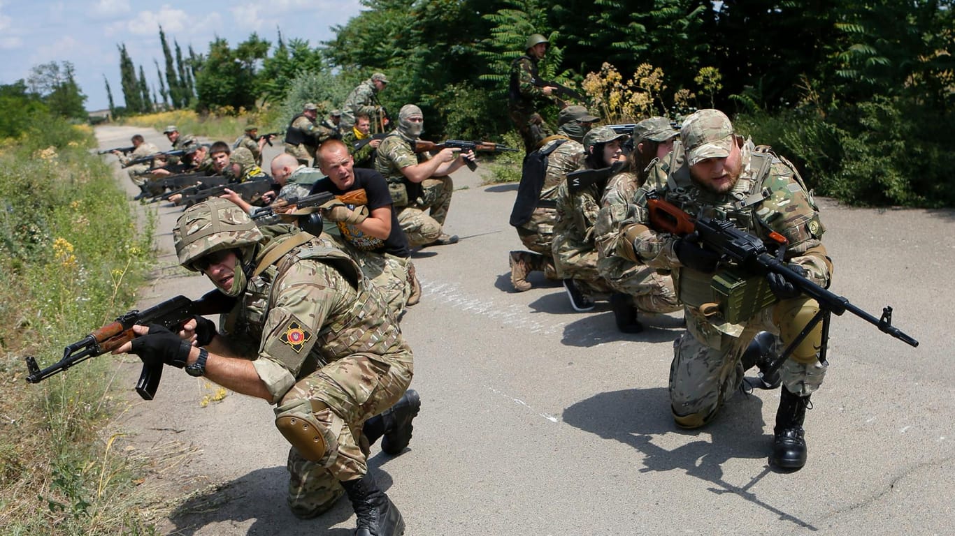 Ukraine: Selbstverteidigungseinheiten versuchen prorussische Separatisten zurückzudrängen.