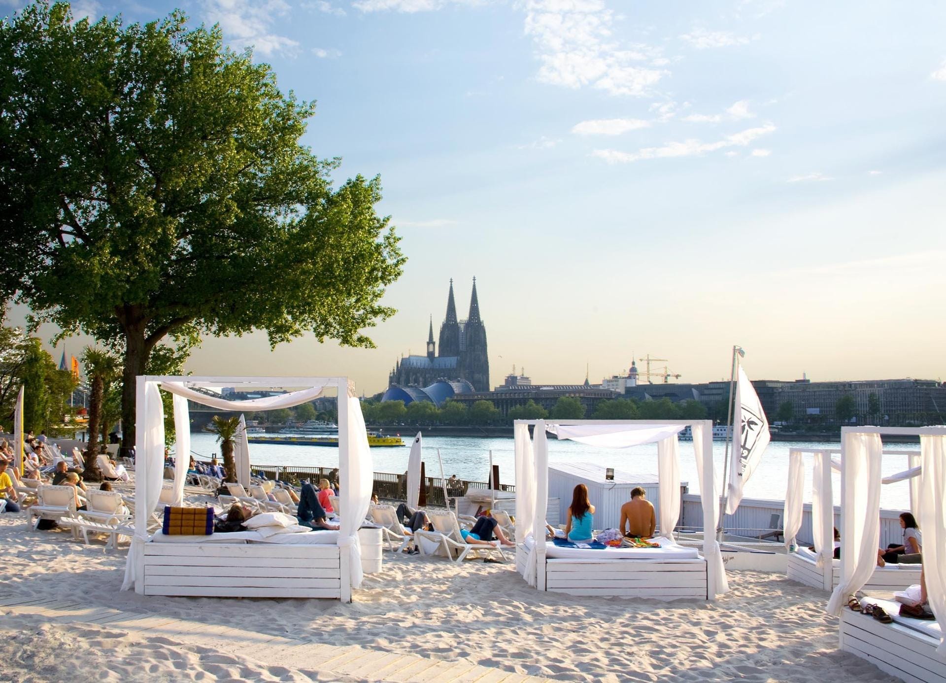 Auch Köln hat seine Südsee-Resorts. Steigen im Sommer die Temperaturen, trifft man sich im "Km 689 Cologne Beach Club". Die Lounge-Area ist mit großen Betten, Design-Sofagruppen und Thailiegen ausgestattet.