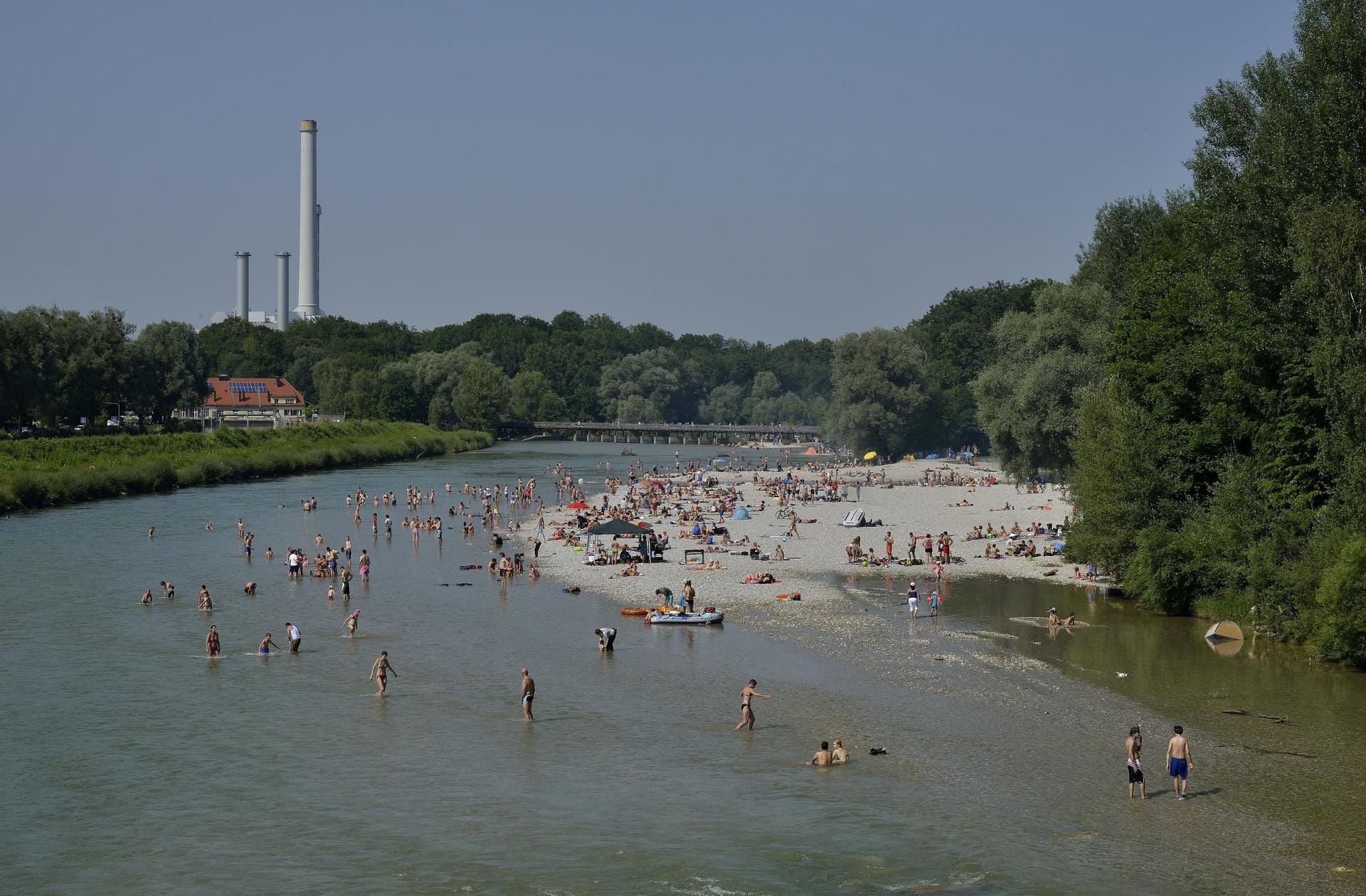 In München kann man am Flaucher in der Isar baden - mitten in der Stadt. Der nahegelegene Biergarten ist ebenfalls sehr beliebt.
