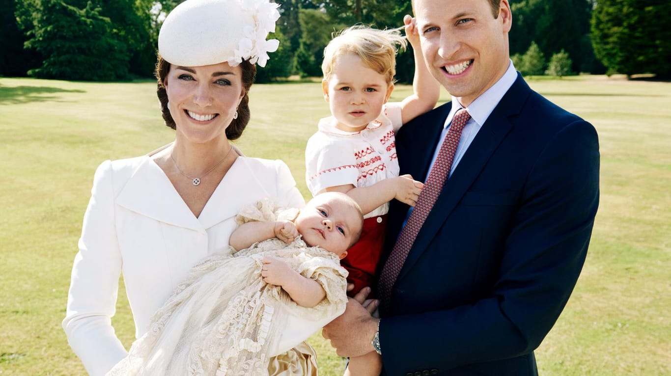 Prinz William (re.) im Kreis seiner Familie bei Prinzessin Charlottes Taufe.