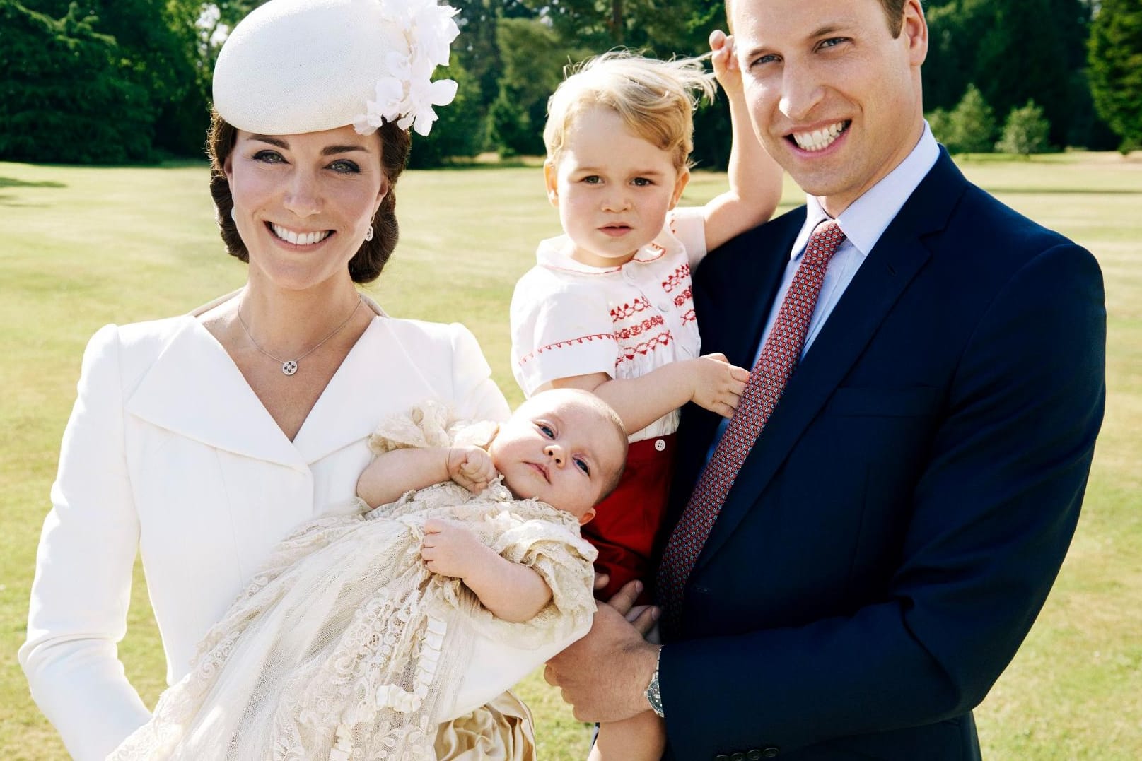 Prinz William (re.) im Kreis seiner Familie bei Prinzessin Charlottes Taufe.