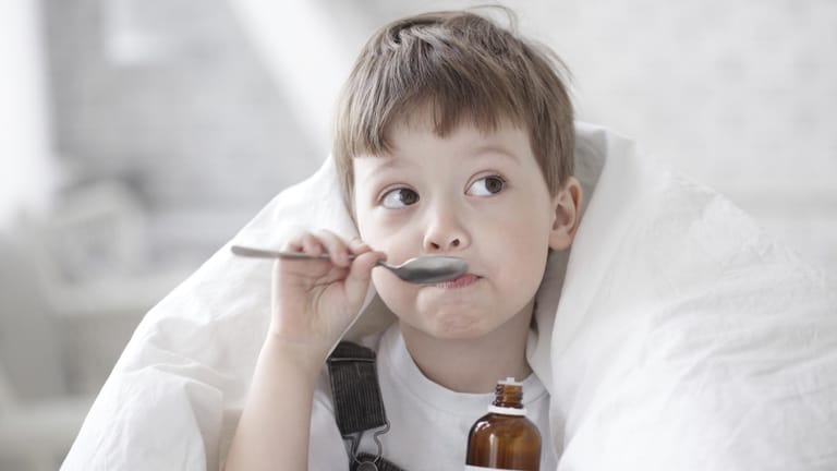 Bronchitis bei Kleinkindern kann mithilfe schleimlösender Medikamente behandelt werden