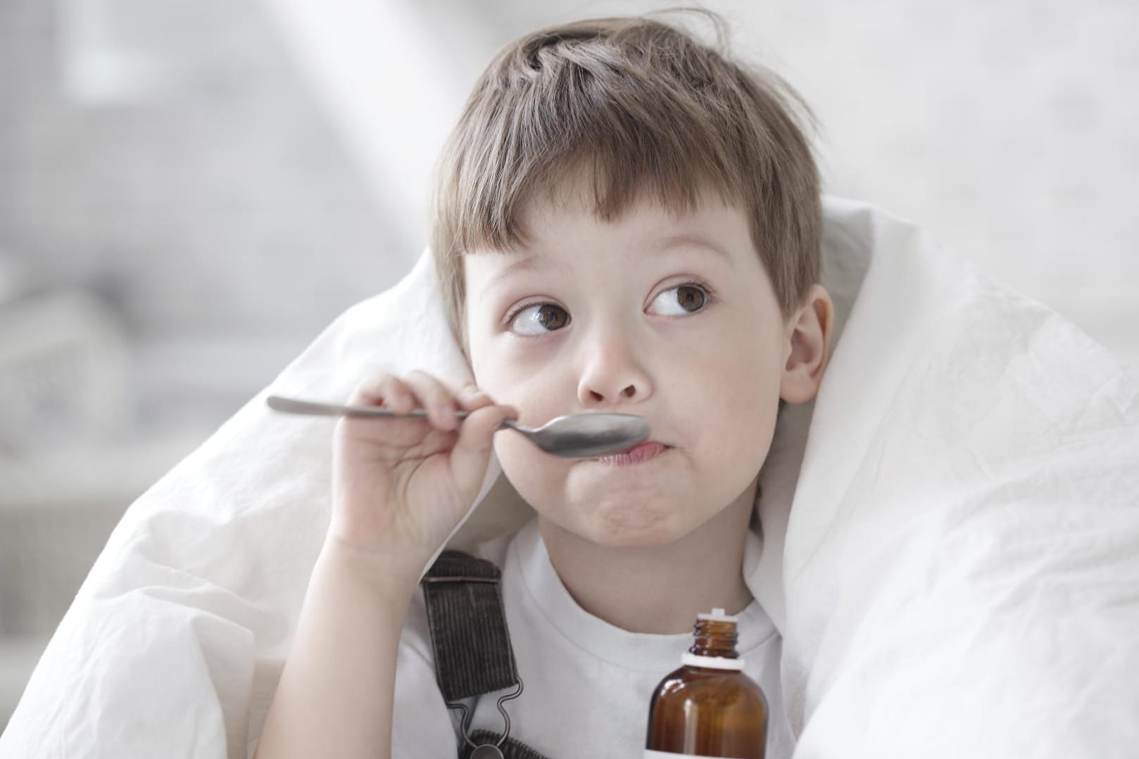 Bronchitis bei Kleinkindern kann mithilfe schleimlösender Medikamente behandelt werden