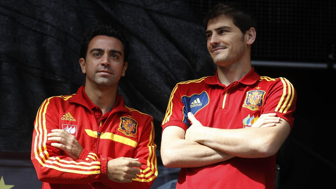 Xavi Hernandez (li.) und Iker Casillas spielten lange gemeinsam in der spanischen Nationalmannschaft. Xavi ist mittlerweile zurückgetreten.
