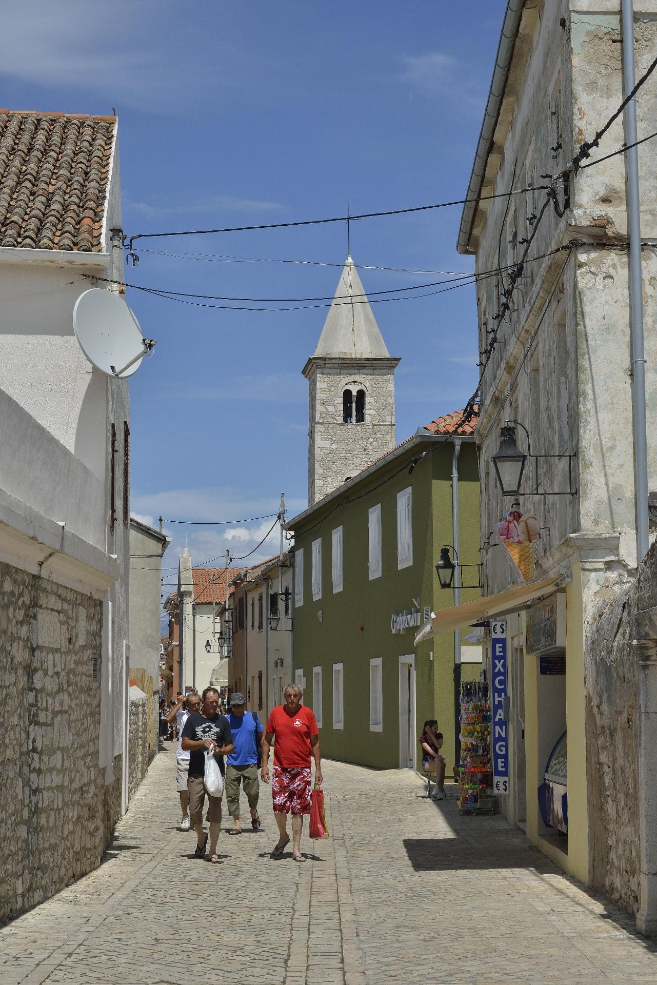 Die 1560-Seele-Gemeinde Nin liegt an einer seichten Salzwasserlagune, 14 Kilometer nordwestlich der Kreisstadt Zadar, und ist eine der ältesten Städte an der kroatischen Adria.