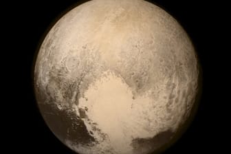 So sieht Pluto von New Horizons betrachtet aus.