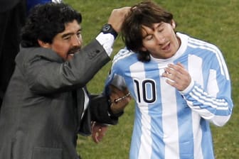 Bei der WM 2010 trainierte Diego Maradona Superstar Lionel Messi.