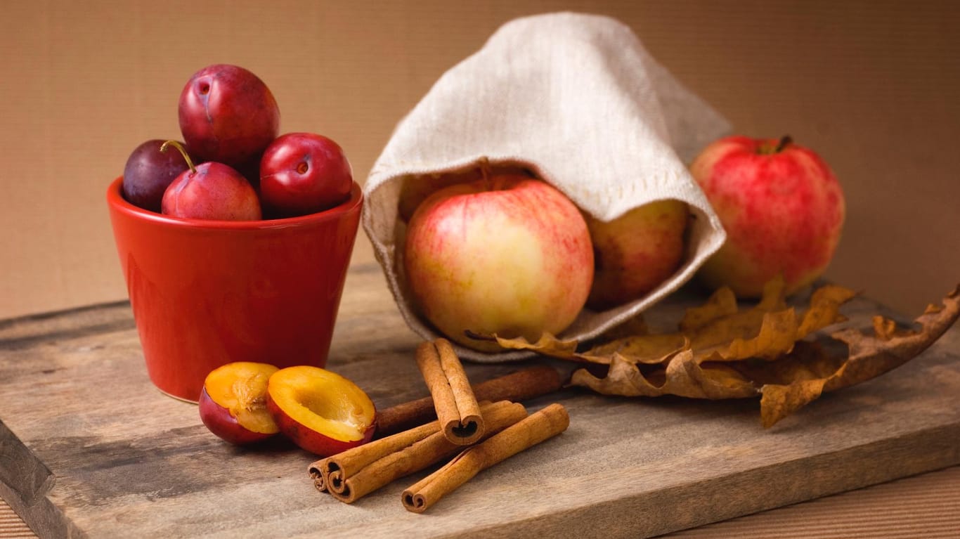 Pflaumen, Äpfel und Zimt sind die perfekten Zutaten für einen selbstgemachten Saft.