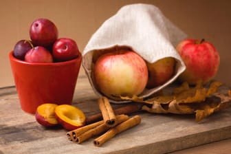 Pflaumen, Äpfel und Zimt sind die perfekten Zutaten für einen selbstgemachten Saft.