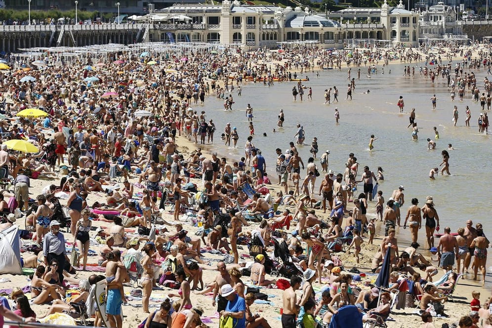 Voller Strand in San Sebastian: Einigen spanischen Urlaubsorte werden die Besucher im Sommer zuviel.