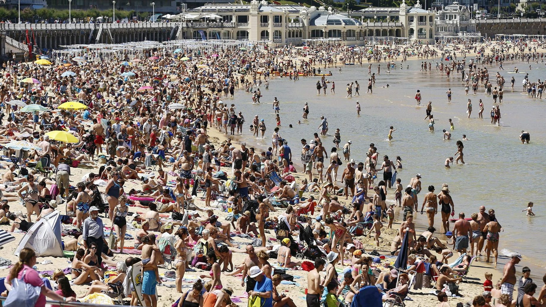 Voller Strand in San Sebastian: Einigen spanischen Urlaubsorte werden die Besucher im Sommer zuviel.