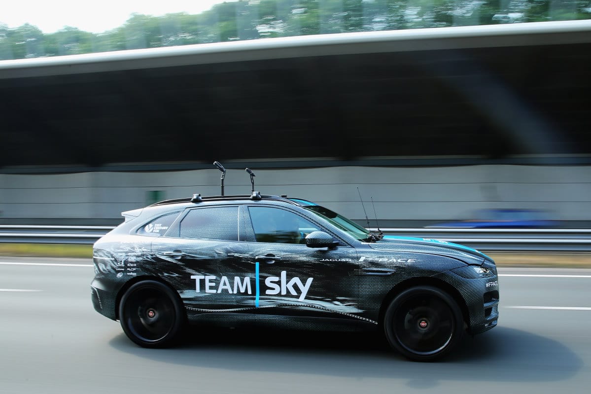 Nobel und sportlich wird sich der Jaguar F-Pace präsentieren. Hier bei einem Gastspiel auf der Tour de France.