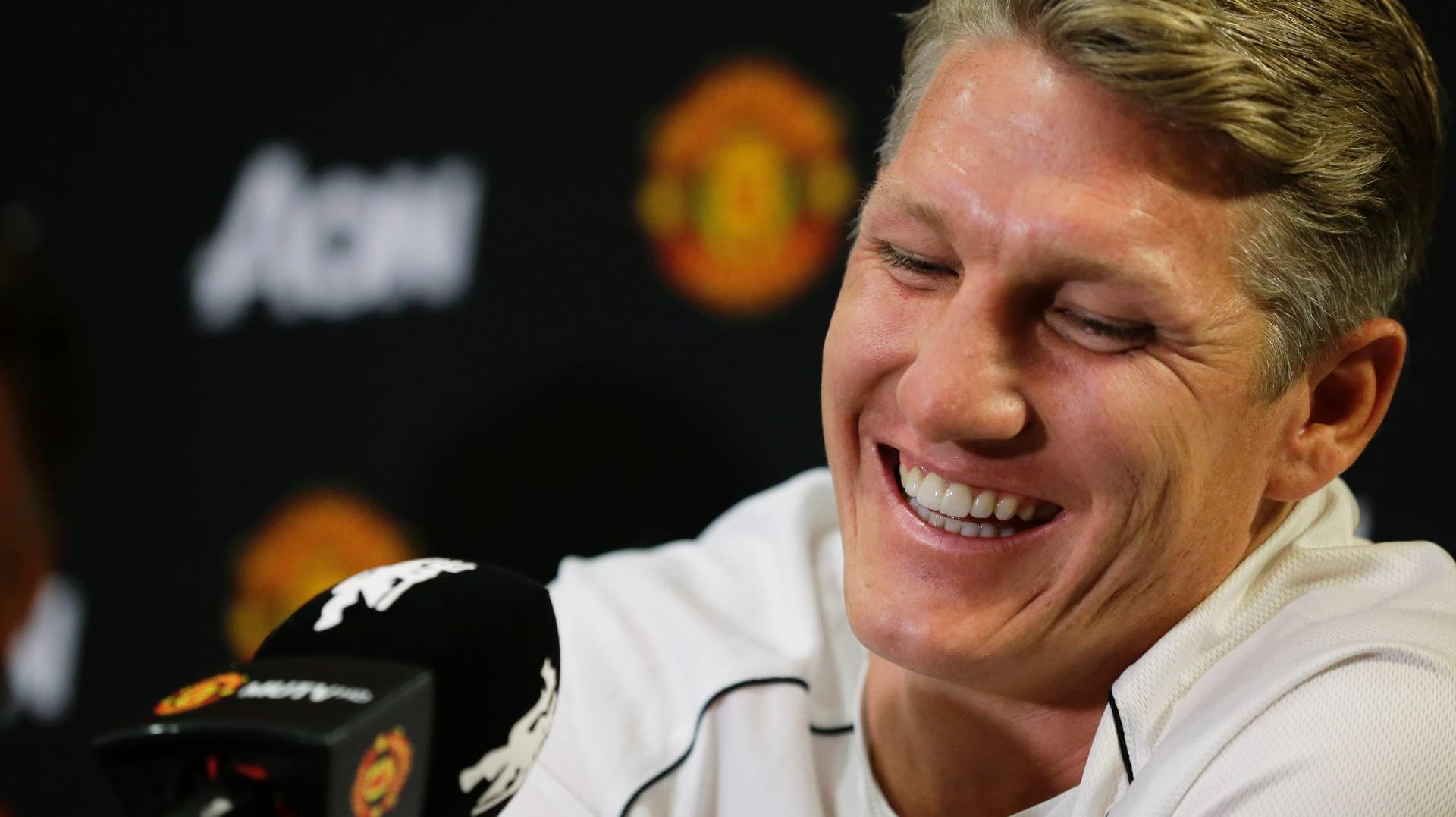 Alle sind glücklich: Bastian Schweinsteiger mit seinem neuen Verein, Manchester United mit seinem Neuzugang. Alle sind glücklich: Bastian Schweinsteiger mit seinem neuen Verein, Manchester United mit seinem Neuzugang.