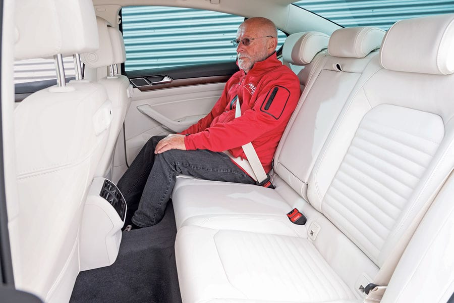 Der Raum im Fond wirkt enorm, dabei sind es nur drei Zentimeter mehr Normsitzraum als im VW Passat.