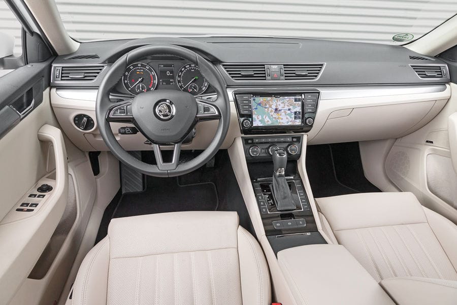 Das Cockpit-Design des Superb ist fast identisch mit dem des VW Passat. Bei einem schnellen Blick fällt einzig die, etwas wuchtiger wirkende, Mittelkonsole auf.