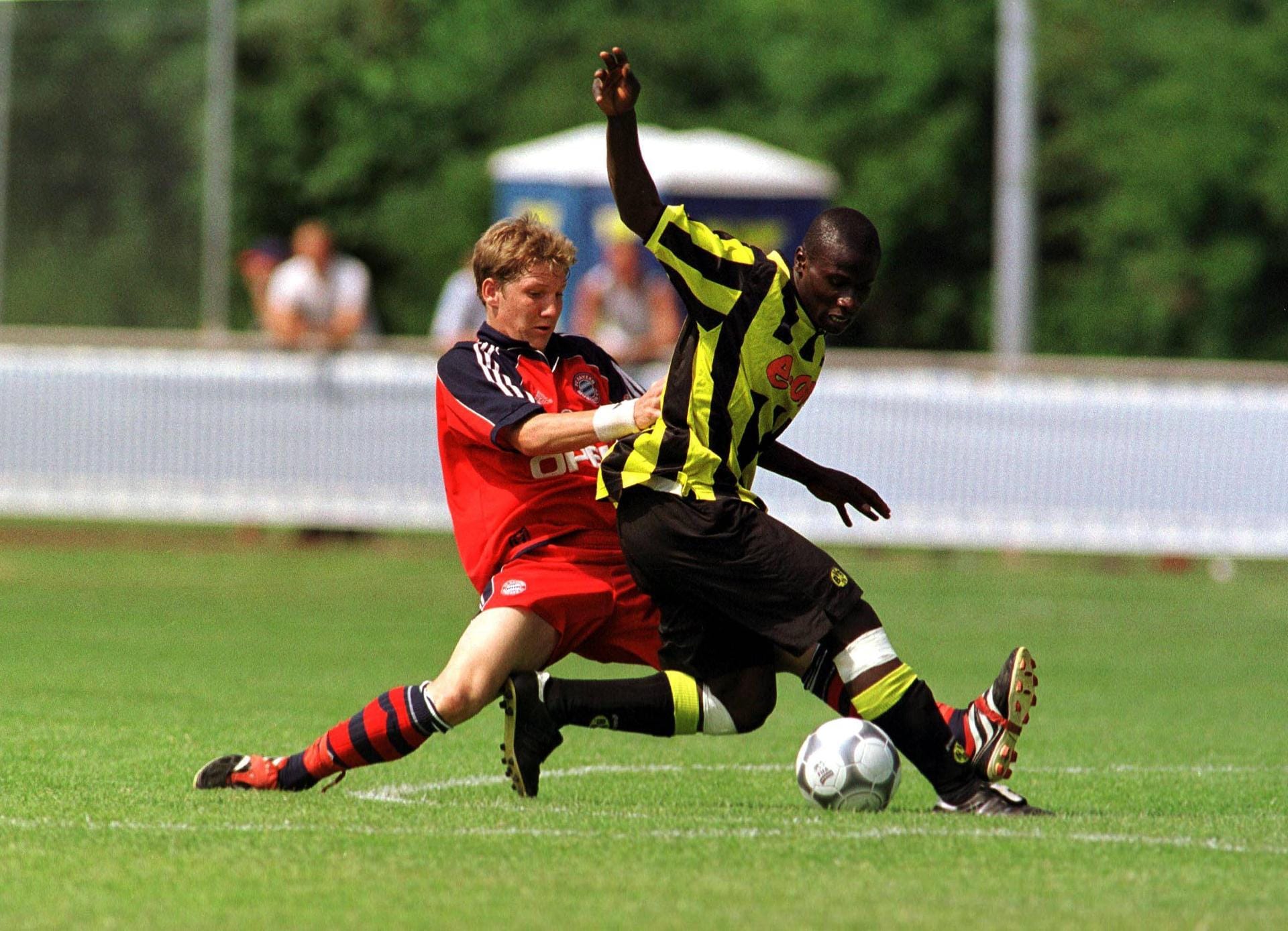 1998 wechselt Bastian Schweinsteiger vom TSV 1860 Rosenheim zum FC Bayern München. 2001 gewinnt er mit seinem neuen Team die B-Jugend-Meisterschaft (hier im Finale beim Zweikampf mit dem Dortmunder Sahr Senesie), ein Jahr später dann den Titel mit der A-Jugend.
