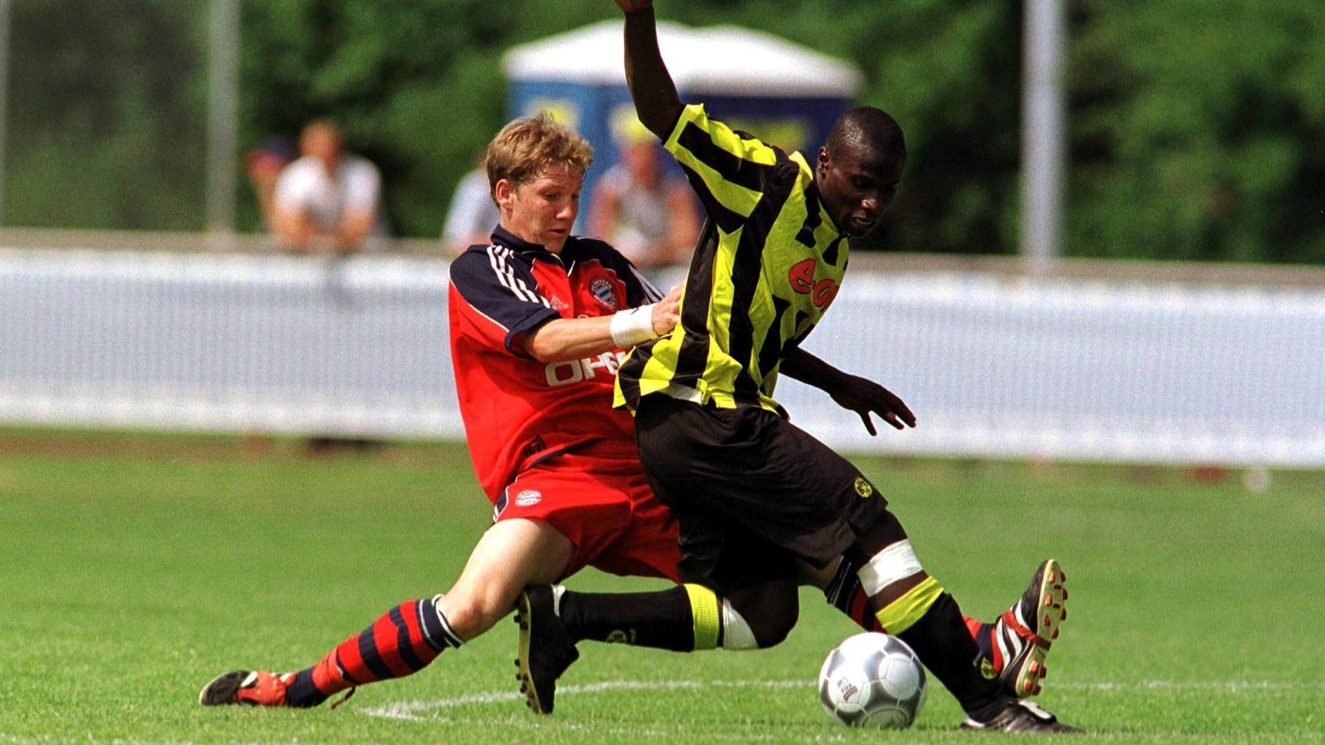 1998 wechselt Bastian Schweinsteiger vom TSV 1860 Rosenheim zum FC Bayern München. 2001 gewinnt er mit seinem neuen Team die B-Jugend-Meisterschaft (hier im Finale beim Zweikampf mit dem Dortmunder Sahr Senesie), ein Jahr später dann den Titel mit der A-Jugend.