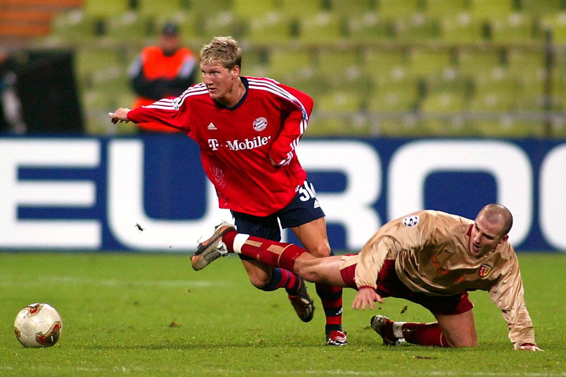 Sein Debüt in der ersten Mannschaft feiert der Mittelfeldspieler im November 2002 beim Champions-League-Spiel gegen Lens.
