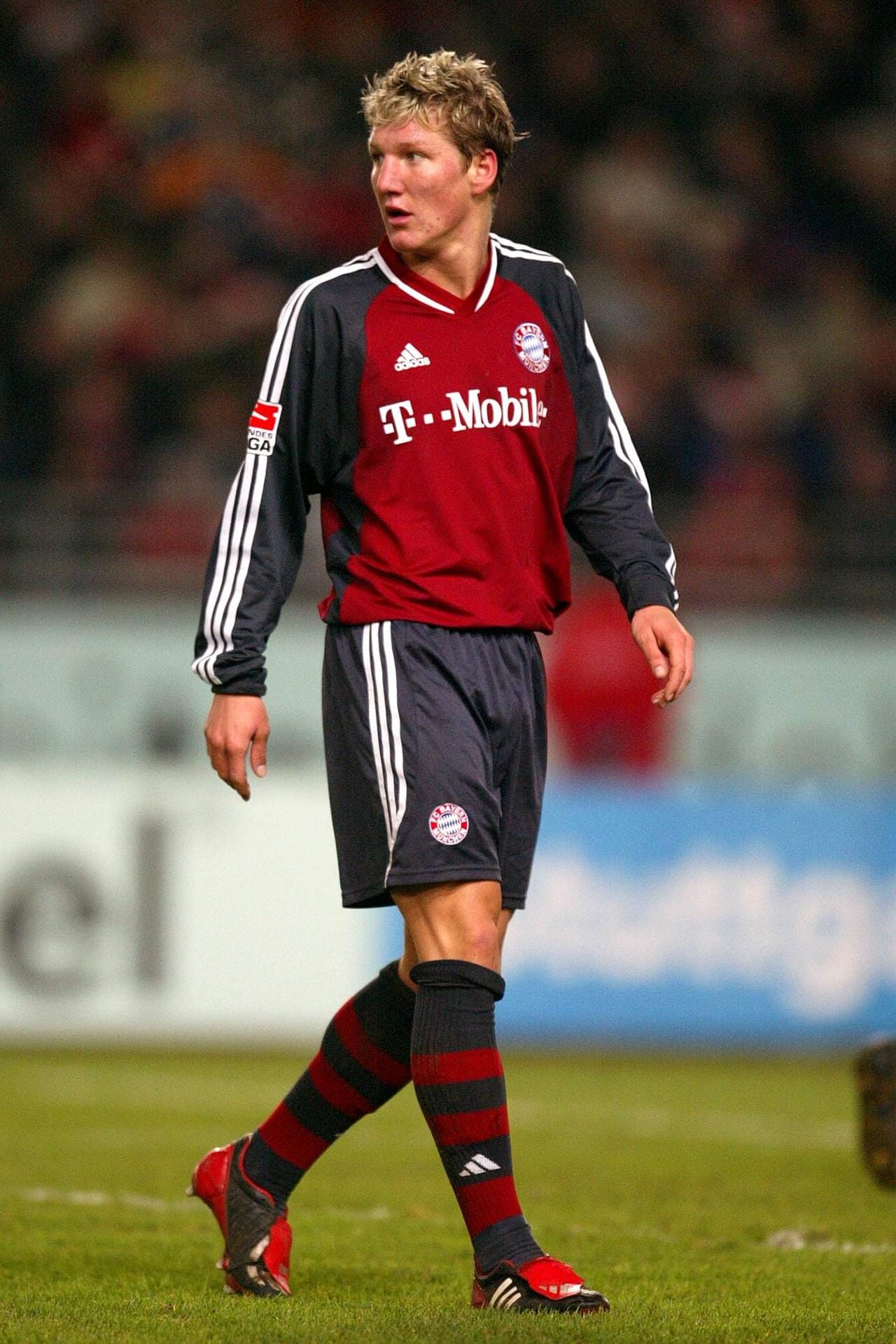Einen Monat später – nun auch mit einem Profivertrag ausgestattet – debütiert er als 18-Jähriger in der Bundesliga.