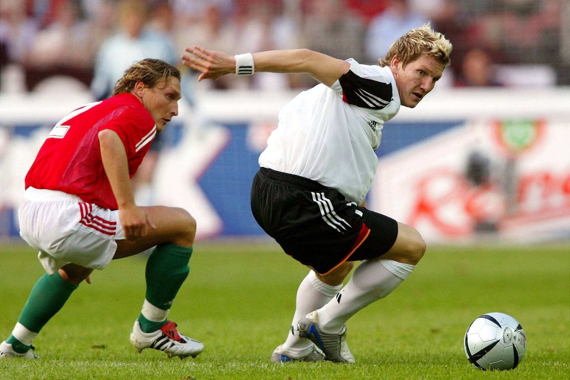 2004 debütiert Schweinsteiger bei der 0:2-Niederlage gegen die damals von Lothar Matthäus trainierten Ungarn dann in der Nationalmannschaft - zusammen mit Lukas Podolski.