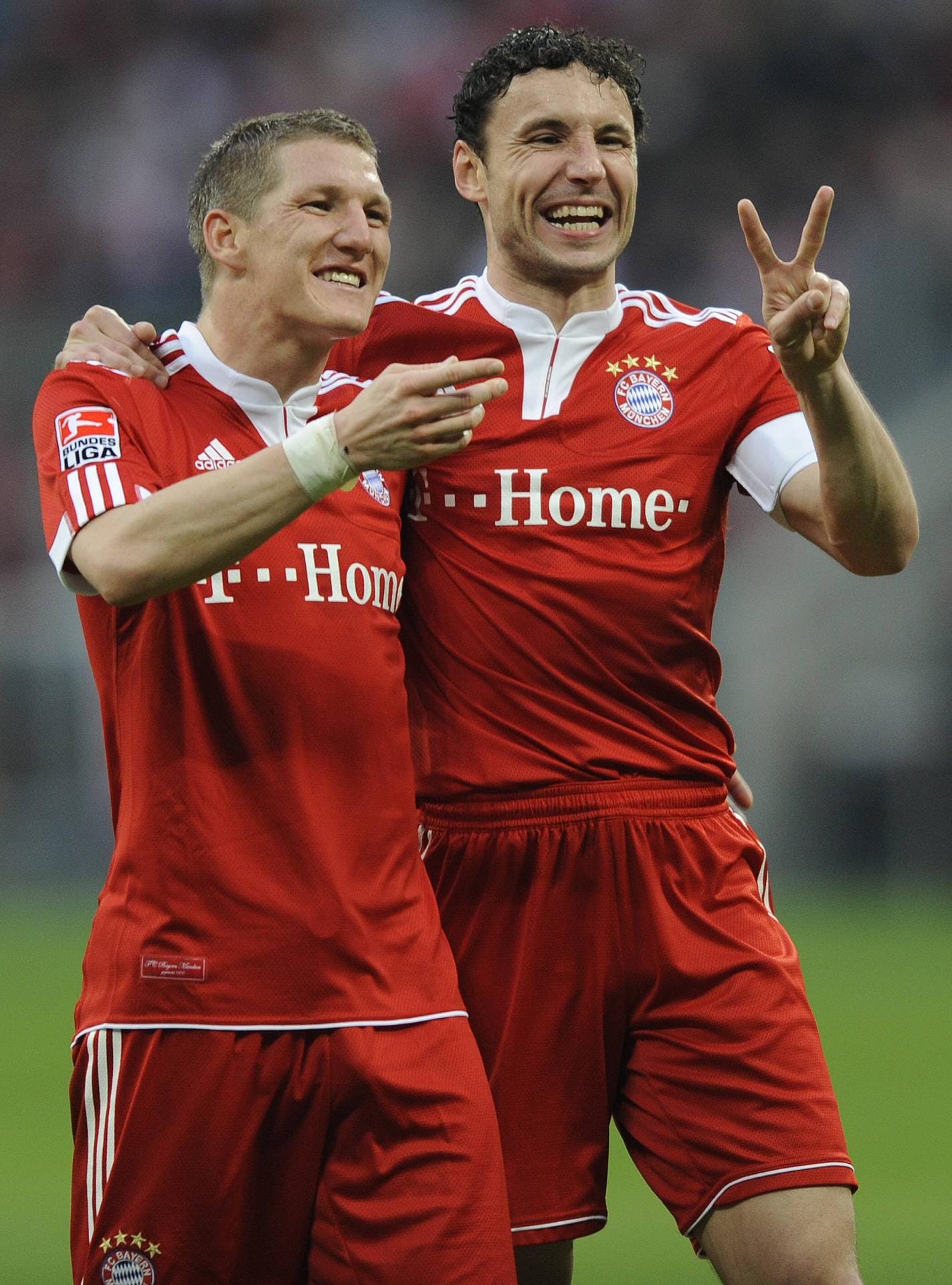 2009 wird Louis van Gaal Trainer in München. Er beordert Schweinsteiger von den Außenpositionen ins zentrale defensive Mittelfeld. Mit Mark van Bommel bildet dieser nun die Doppel-Sechs bei den Bayern.