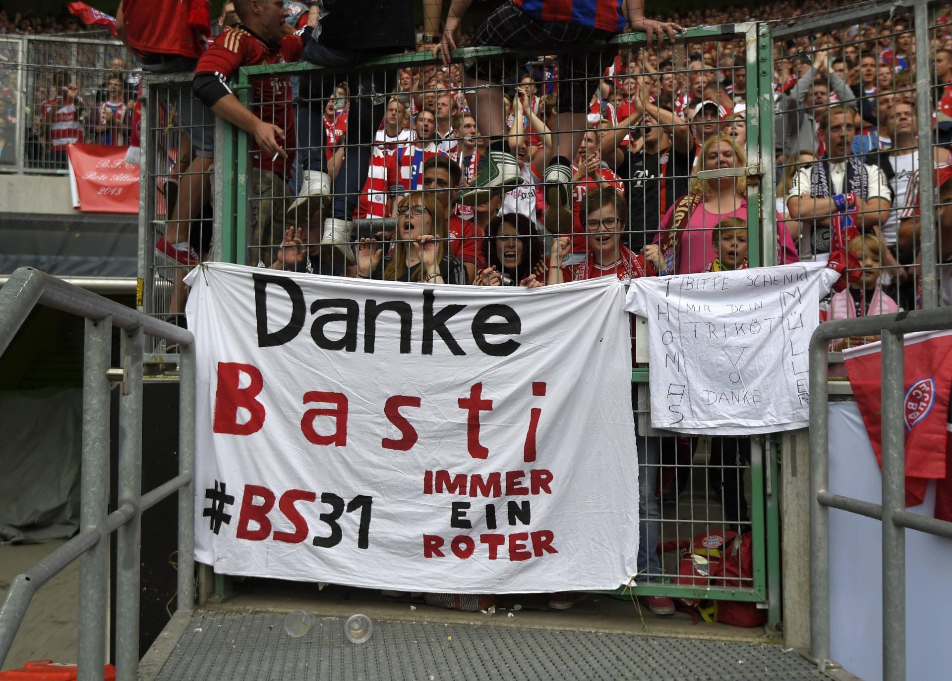 2015 der Schock für die Bayern-Fans: Schweinsteiger verkündet nach 17 Jahren Vereinszugehörigkeit seinen Wechsel zu Manchester United.