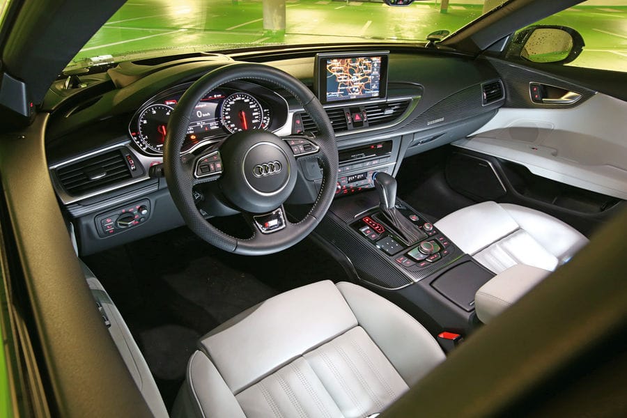 Audi A7 Sportback: Wichtige Informationen, wie Tempo und Navigationshinweise werden in die Windschutzscheibe projeziert (Head-up-Display, 1.380 Euro).