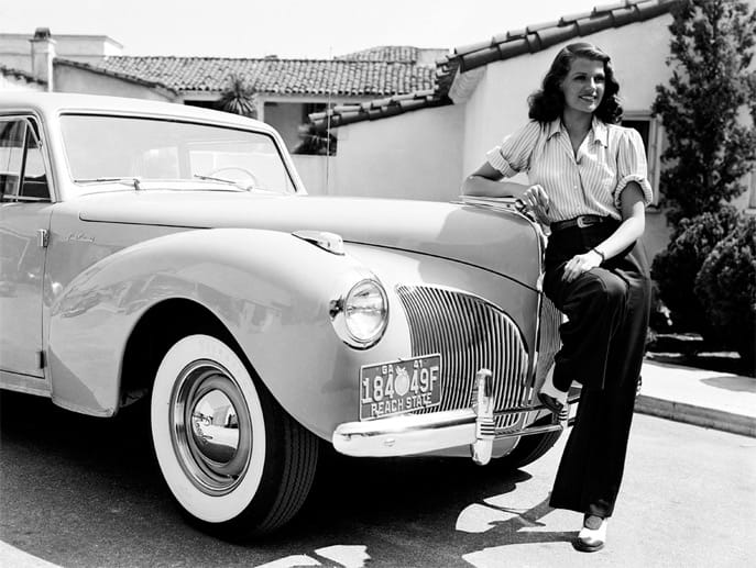 Rita Hayworth mit ihrem Lincoln Continental Coupé von 1941.