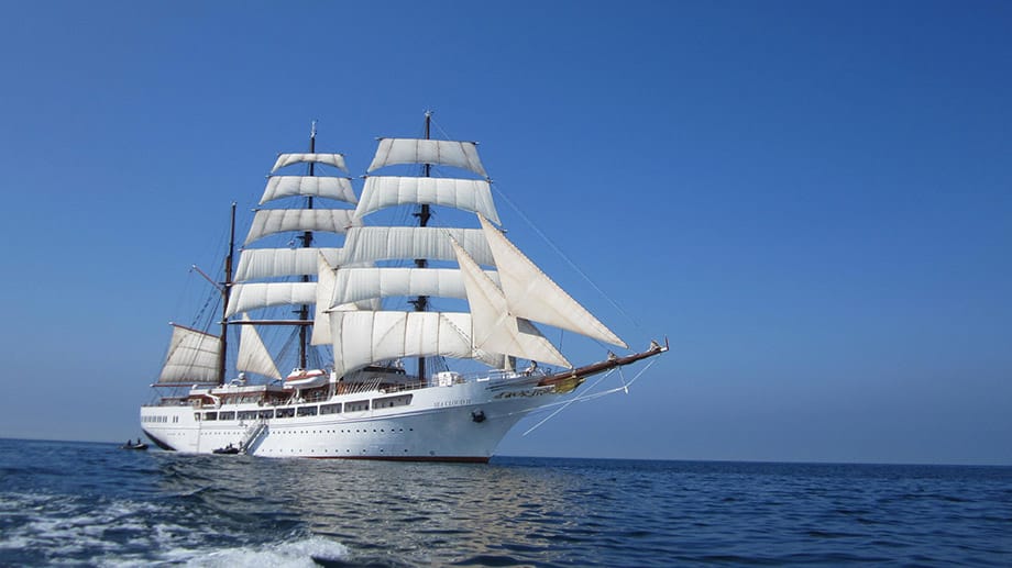 Die weißen Segel der "Sea Cloud II" sind gehisst.