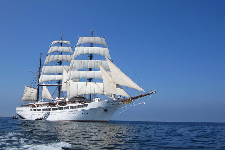 Die weißen Segel der "Sea Cloud II" sind gehisst.