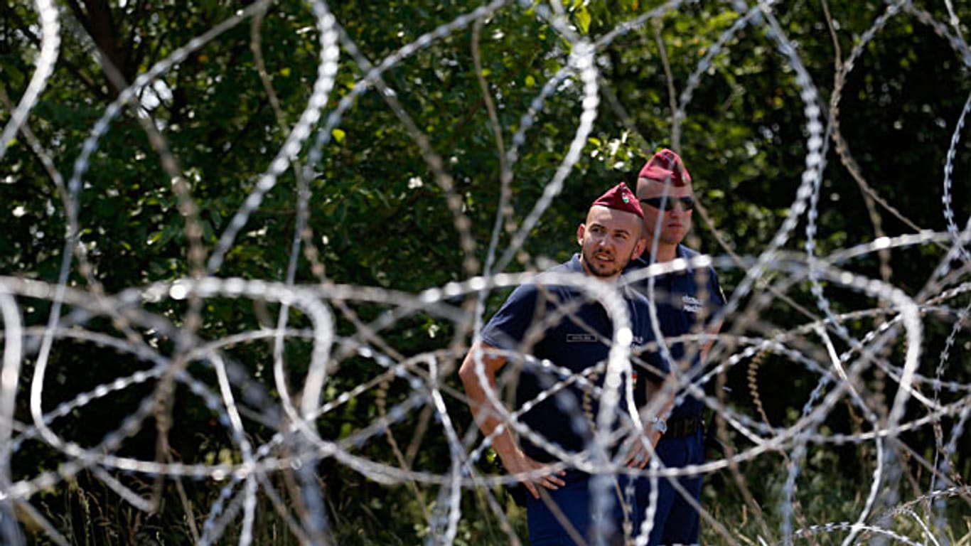 Ungarn baut einen langen Grenzzaun, um die Einwanderung von Flüchtlingen zu verhindern.