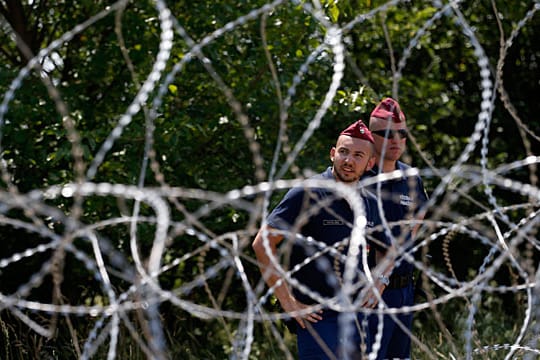 Ungarn baut einen langen Grenzzaun, um die Einwanderung von Flüchtlingen zu verhindern.
