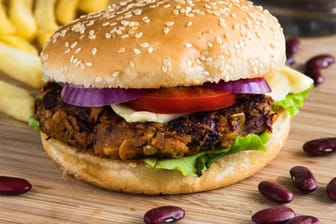 Ein Burger muss kein ungesunder Dickmacher sein: Mit einem Bratling aus Kidnybohnen und frischem Gemüse dürfen Sie ihn ohne schlechtes Gewissen genießen.