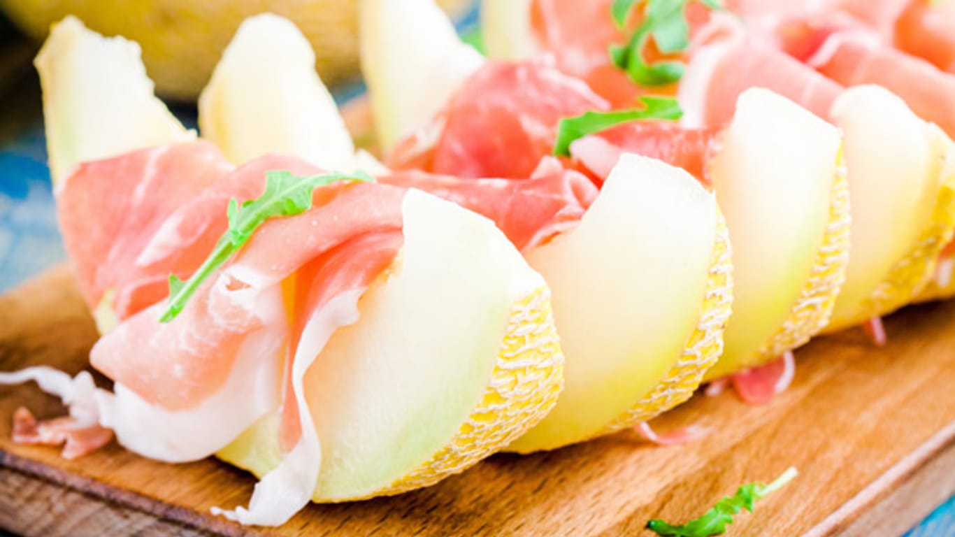 Melone mit Schinken: Eine klassische italienische Vorspeise, zu der ein bestimmter Sekt gut passt.