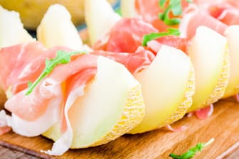 Melone mit Schinken: Eine klassische italienische Vorspeise, zu der ein bestimmter Sekt gut passt.