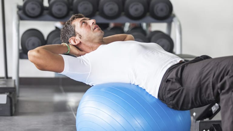 Ein Fitnessball hat den Vorteil, dass nicht nur ausschließlich die Bauchmuskeln belastet werden.