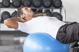 Ein Fitnessball hat den Vorteil, dass nicht nur ausschließlich die Bauchmuskeln belastet werden.
