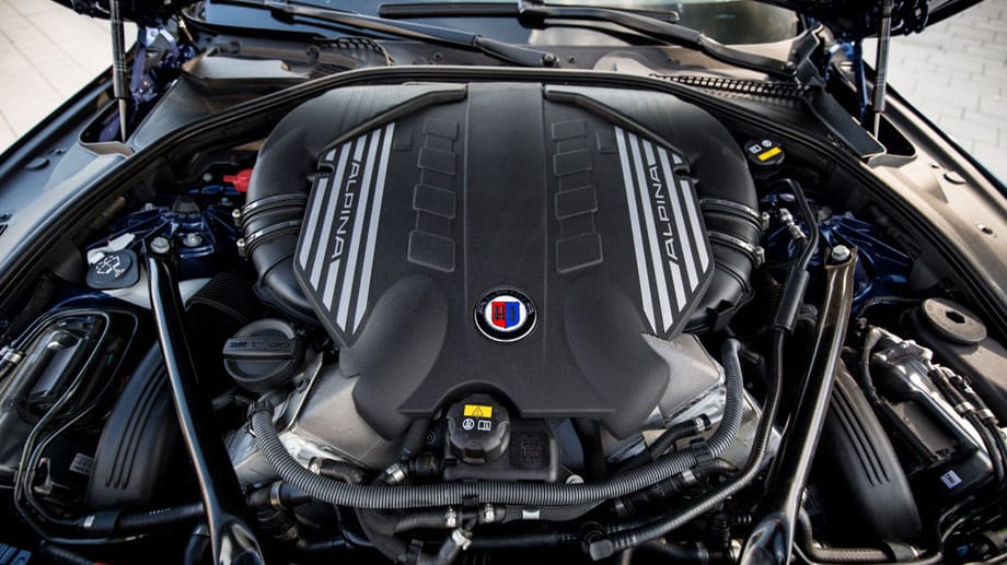 Das ist auch nötig, denn die Leistung der BMW Alpina B5 Edition 50 wurde im Vergleich zum B5 um 60 PS gesteigert. Das V8-Triebwerk mit seinen 4,4 Litern Hubraum und einer Leistung von 600 PS ist nun der stärkste Motor von Alpina.