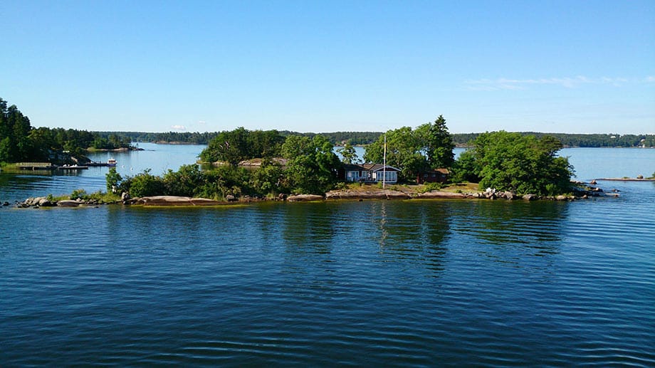 Bei einer Fahrt durch den Schärengarten von Stockholm denken einige Passagiere über die Investition in eine private Insel mit Häuschen nach.