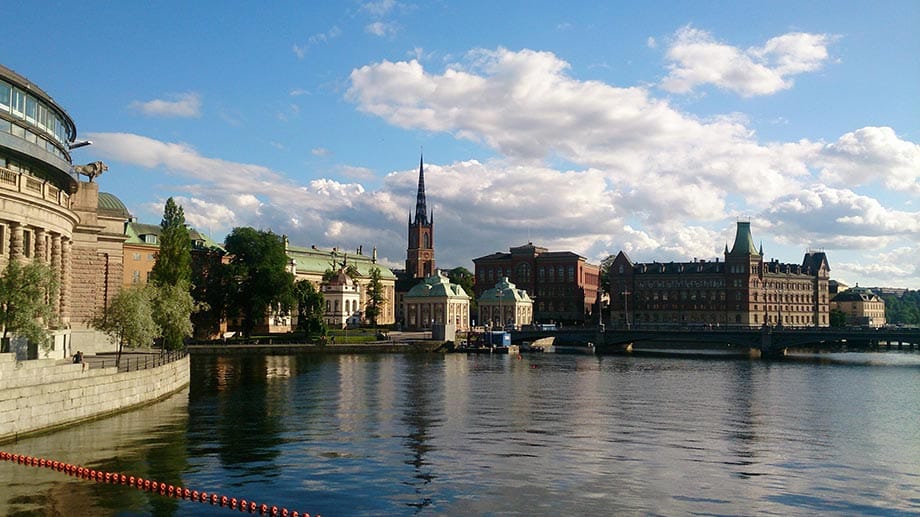 Der Blick auf Stockholm vom Wasser aus: In der schwedischen Hauptstadt gibt es viel zu erkunden.