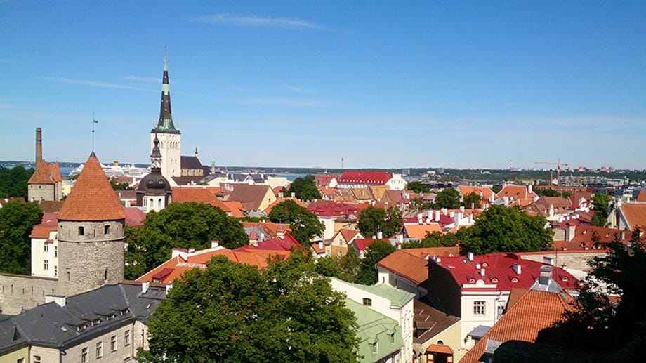 Die estnische Hauptstadt wartet auf Erkundung: Zu Fuß lässt sich Tallin in drei Stunden vollständig ablaufen, da bleibt noch genug Zeit für einen Museumsbesuch, Shopping oder eine Einkehr in eines der zahllosen Cafés und Restaurants.