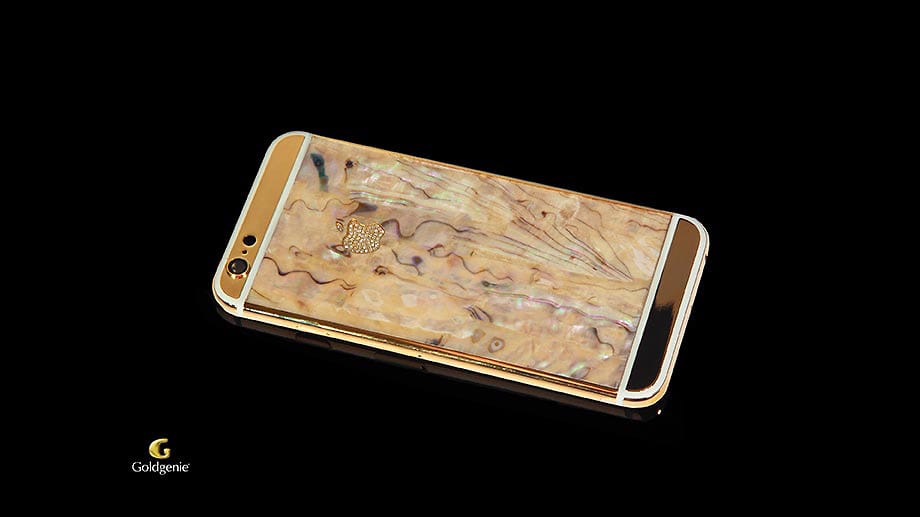 Ein in Gold und Perlmutt gefasstes iPhone (für 3165 Euro) kann nicht jeder aus der Tasche ziehen. Bei Goldgenie bietet man Ihnen dieses und weitere exklusive Goldstücke.