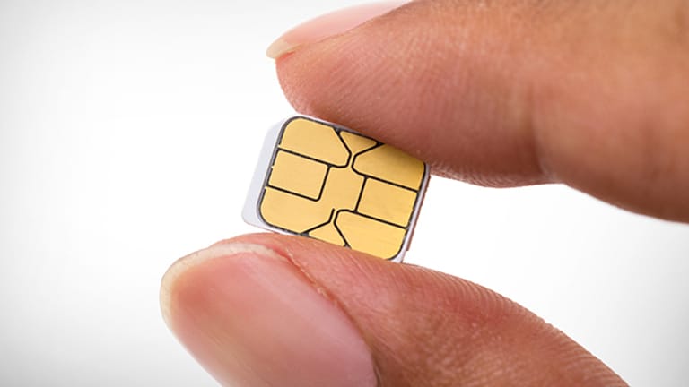 SIM-Karte: Um die SIM-Karte im Handy zu wechseln, ist Fingerspitzengefühl nötig. Bald kommt die fest eingebaute eSIM.