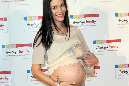 Tessa Engels präsentiert stolz ihren Babybauch auf dem roten Teppich.