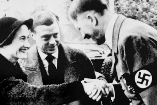 1937 auf dem Obersalzberg: Der frühere König Edward VIII. und damalige Herzog von Windsor besucht mit seiner Frau, der US-Bürgerin Wallis Simpson, den Reichskanzler Adolf Hitler.
